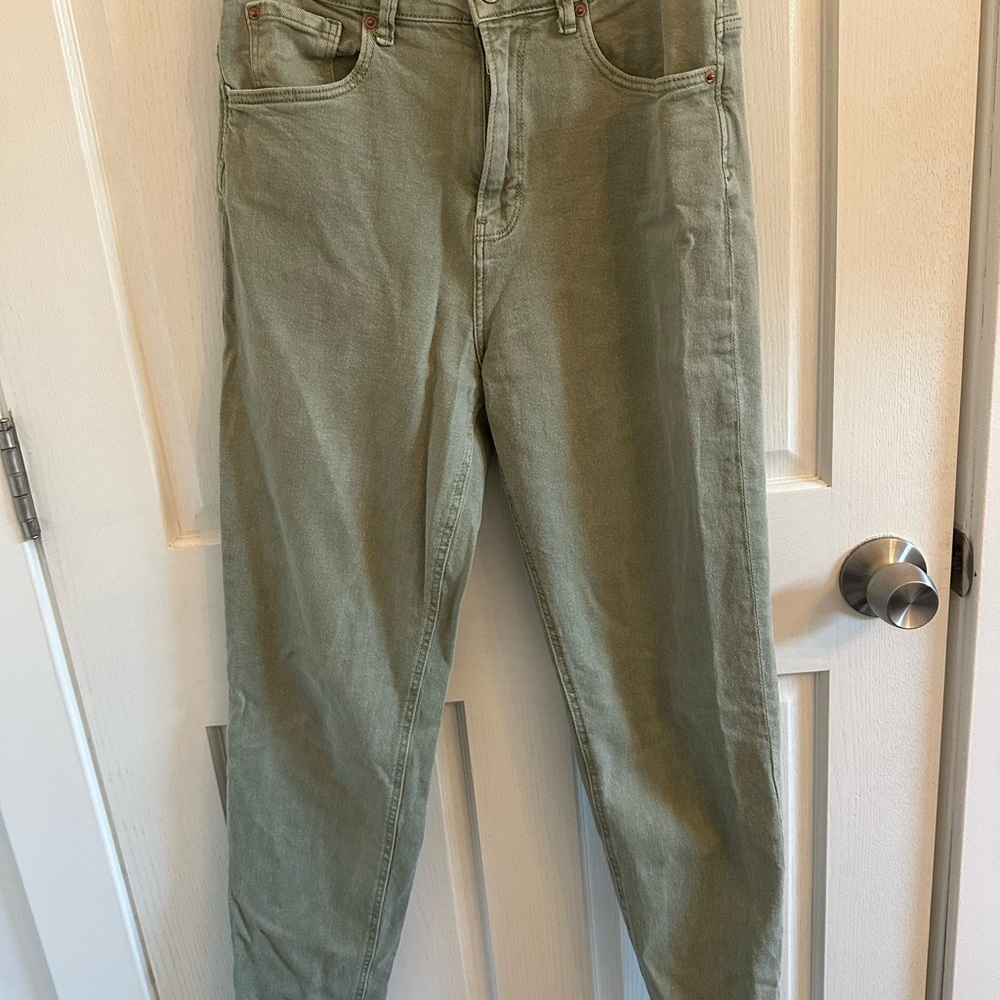 Green Straight Leg Jeans with High-Waisted Design